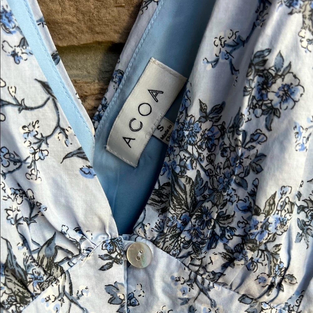 🌝 Acoa Floral V-Neck cropped smocked Blouse in Light Blue, lined - Picture 2 of 7